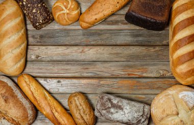 Ahşap yüzeyde farklı renklerde ve şekillerde glütensiz taze ekmek