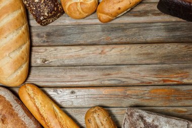 Ahşap yüzeyde farklı renklerde ve şekillerde glütensiz taze ekmek