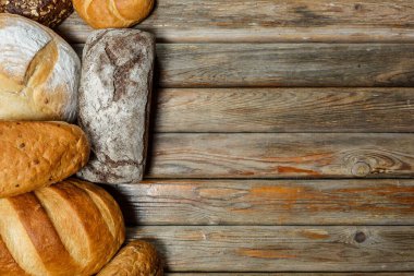 Ahşap yüzeyde farklı renklerde ve şekillerde glütensiz taze ekmek
