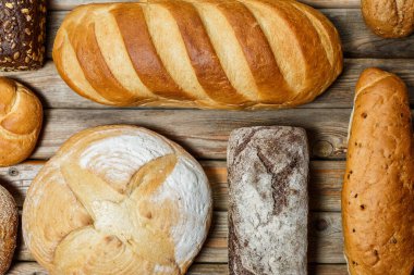 Ahşap yüzeyde farklı renklerde ve şekillerde glütensiz taze ekmek