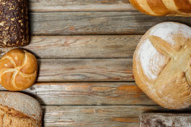 Ahşap yüzeyde farklı renklerde ve şekillerde glütensiz taze ekmek