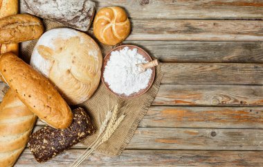 Ahşap yüzeyde farklı renklerde ve şekillerde glütensiz taze ekmek