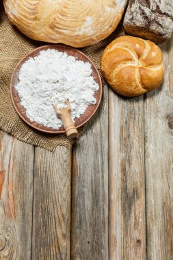 Ahşap yüzeyde farklı renklerde ve şekillerde glütensiz taze ekmek