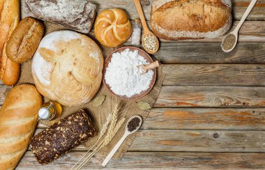 Ahşap yüzeyde farklı renklerde ve şekillerde glütensiz taze ekmek