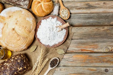 Ahşap yüzeyde farklı renklerde ve şekillerde glütensiz taze ekmek