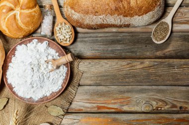 Ahşap yüzeyde farklı renklerde ve şekillerde glütensiz taze ekmek