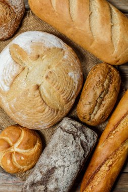 Ahşap yüzeyde farklı renklerde ve şekillerde glütensiz taze ekmek