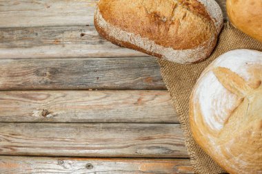 Ahşap yüzeyde farklı renklerde ve şekillerde glütensiz taze ekmek