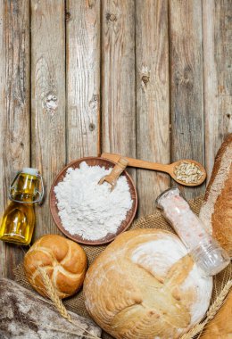 Ahşap yüzeyde farklı renklerde ve şekillerde glütensiz taze ekmek