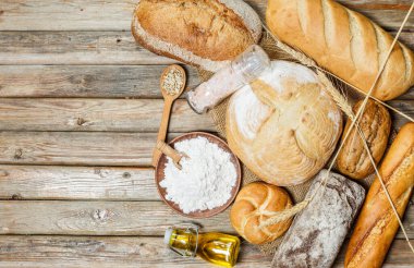 Ahşap yüzeyde farklı renklerde ve şekillerde glütensiz taze ekmek