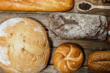 Ahşap yüzeyde farklı renklerde ve şekillerde glütensiz taze ekmek