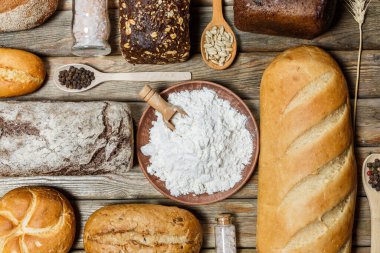 Ahşap yüzeyde farklı renklerde ve şekillerde glütensiz taze ekmek