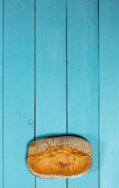 Mavi arkaplanda taze glütensiz ekmek