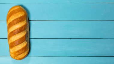 Mavi arkaplanda taze glütensiz ekmek