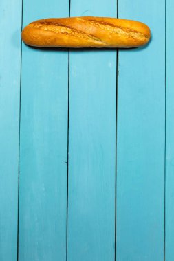 Mavi arkaplanda taze glütensiz ekmek