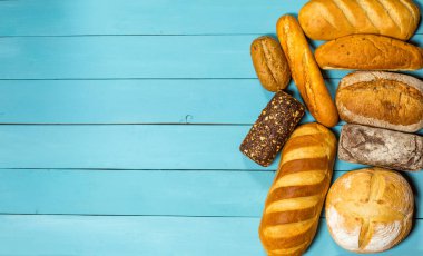 Mavi arkaplanda taze glütensiz ekmek