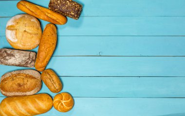 Mavi arkaplanda taze glütensiz ekmek