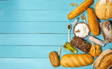 Mavi arkaplanda taze glütensiz ekmek