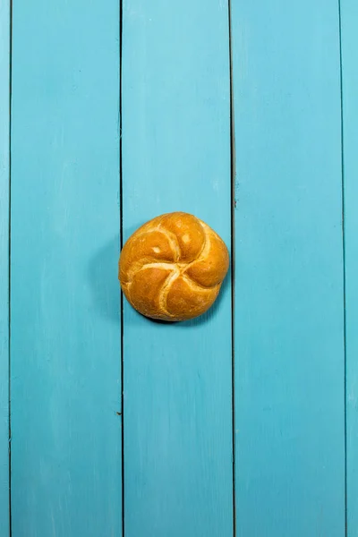 Pão Fresco Sem Glúten Sobre Fundo Azul — Fotografia de Stock