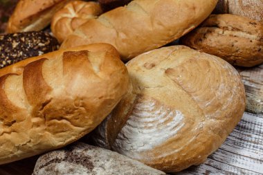 Taze glütensiz ekmek. Ahşap bir yüzey üzerinde. Provence tarzı.