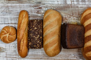 Taze glütensiz ekmek. Ahşap bir yüzey üzerinde. Provence tarzı.