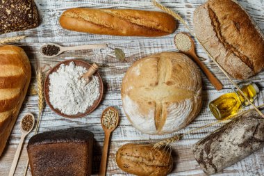 Taze glütensiz ekmek. Ahşap bir yüzey üzerinde. Provence tarzı.