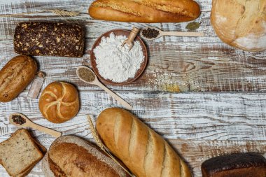 Taze glütensiz ekmek. Ahşap bir yüzey üzerinde. Provence tarzı.