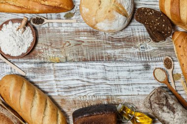 Taze glütensiz ekmek. Ahşap bir yüzey üzerinde. Provence tarzı.