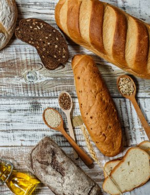 Taze glütensiz ekmek. Ahşap bir yüzey üzerinde. Provence tarzı.