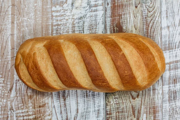 普罗旺斯风格的木制表面上新鲜的无麸质面包 — 图库照片