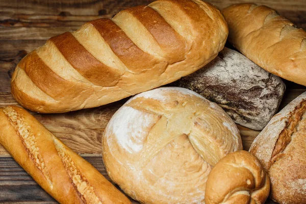 Verschiedene Brote Mit Mehl Und Glutenfreiem Weizen Auf Einem Holztisch — Stockfoto