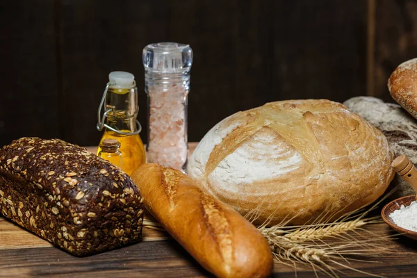 Различные Хлебы Приготовленные Муки Пшеницы Глютена Деревянном Столе — стоковое фото