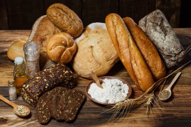 Tahta masadaki glütensiz taze somunlar.