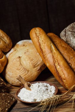 Tahta masadaki glütensiz taze somunlar.