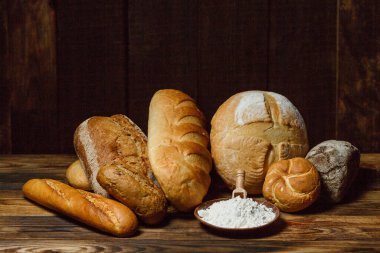 Tahta masadaki glütensiz taze somunlar.