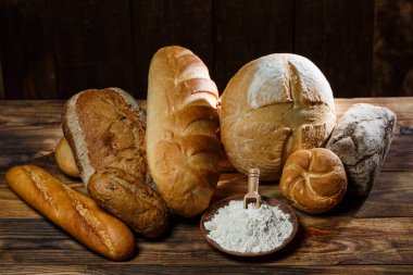 Tahta masadaki glütensiz taze somunlar.