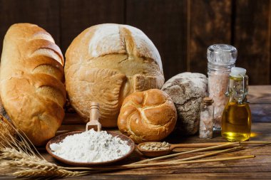 Tahta masadaki glütensiz taze somunlar.