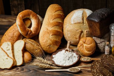 Tahta masadaki glütensiz taze somunlar.