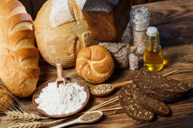 Tahta masadaki glütensiz taze somunlar.