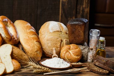 Tahta masadaki glütensiz taze somunlar.