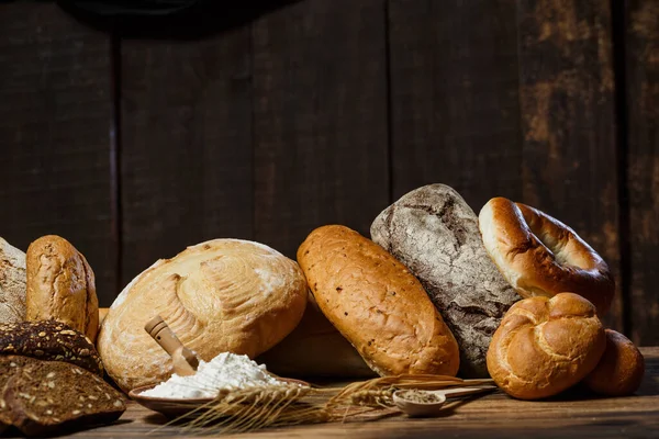 Frisch Sortierte Laibe Glutenfreies Brot Auf Holztisch — Stockfoto