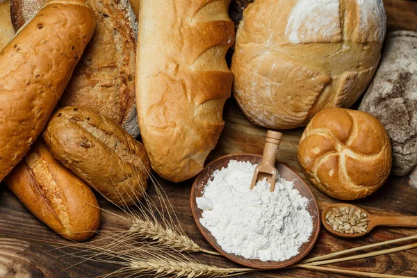 Tahta masadaki glütensiz taze somunlar.