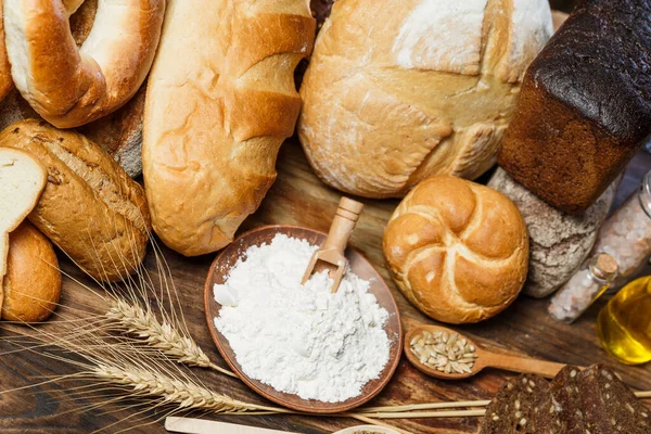 Tahta masadaki glütensiz taze somunlar.