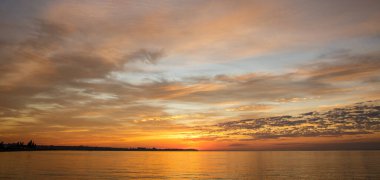 Nehrin üzerinde dramatik bir gün doğumu. Turuncu gün doğumu