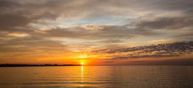 Nehrin üzerinde dramatik bir gün doğumu. Turuncu gün doğumu