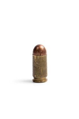 9 mm 'lik bir tabanca için beyaz bir arka planda, yakın.