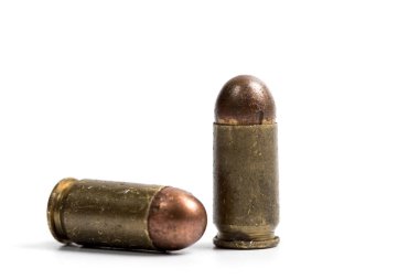 9 mm 'lik bir tabanca için beyaz bir arka planda, yakın.