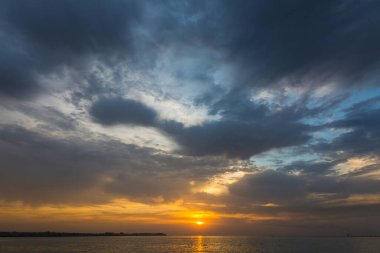 Sonbaharda dramatik ve romantik gün doğumu, bulutlar ve fırtına bulutları