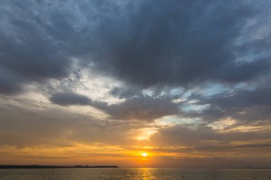 Sonbaharda dramatik ve romantik gün doğumu, bulutlar ve fırtına bulutları