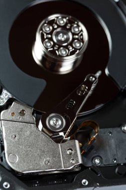 Büyük miktarda bilgi depolamak için bilgisayar sabit diski